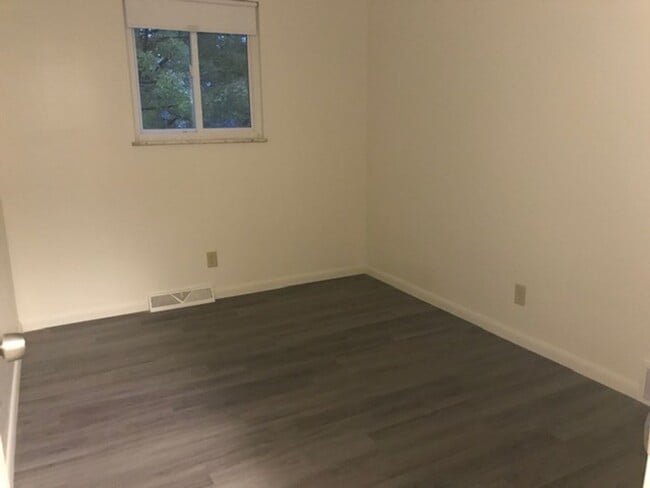 Building Photo - 3 bedroom/1.5 bath house in Seneca School ...