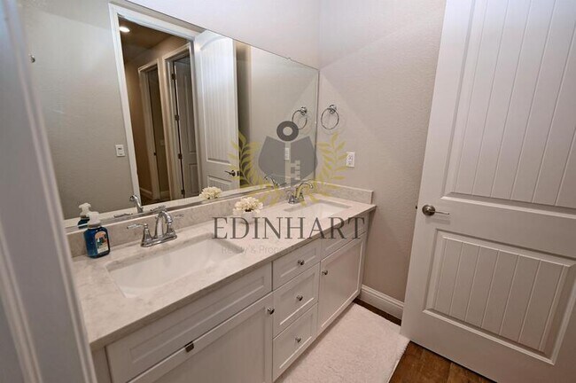 Building Photo - 1439 E Via Albero Dr