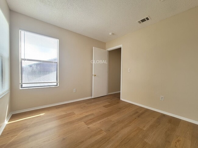 Building Photo - Spacious 3-Bed Townhome with 1st-Floor Mai...