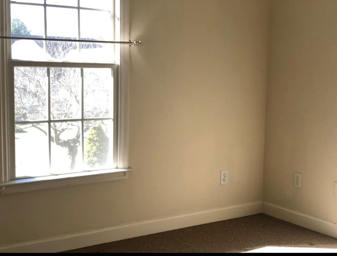 Building Photo - 3 Willow Tree Ct