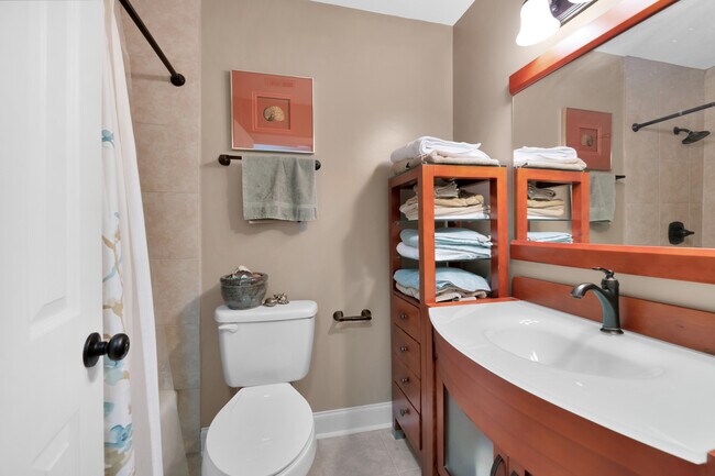 Building Photo - 111 Bayshore Ct NE