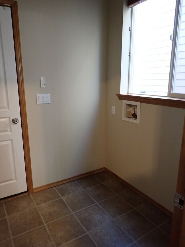 Building Photo - Beautiful 5 Bedroom Puyallup Home