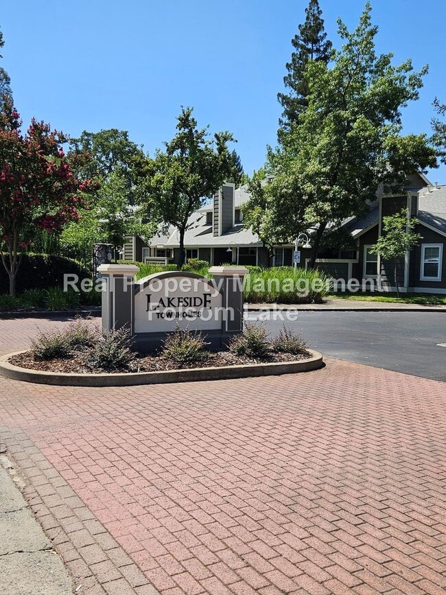 Building Photo - Modern Townhouse Living in Desirable Lakes...