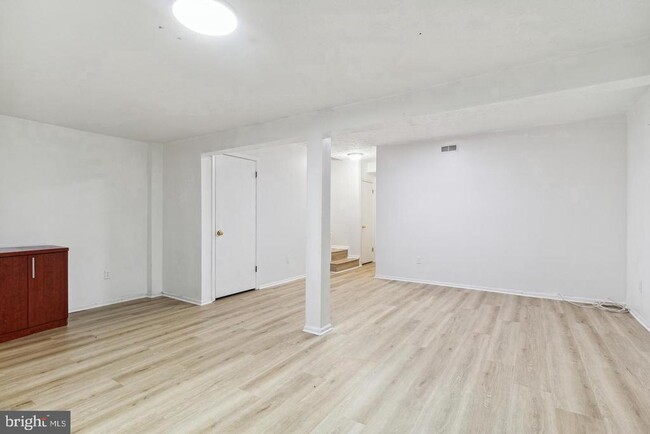 Building Photo - 13 Dancer Ct