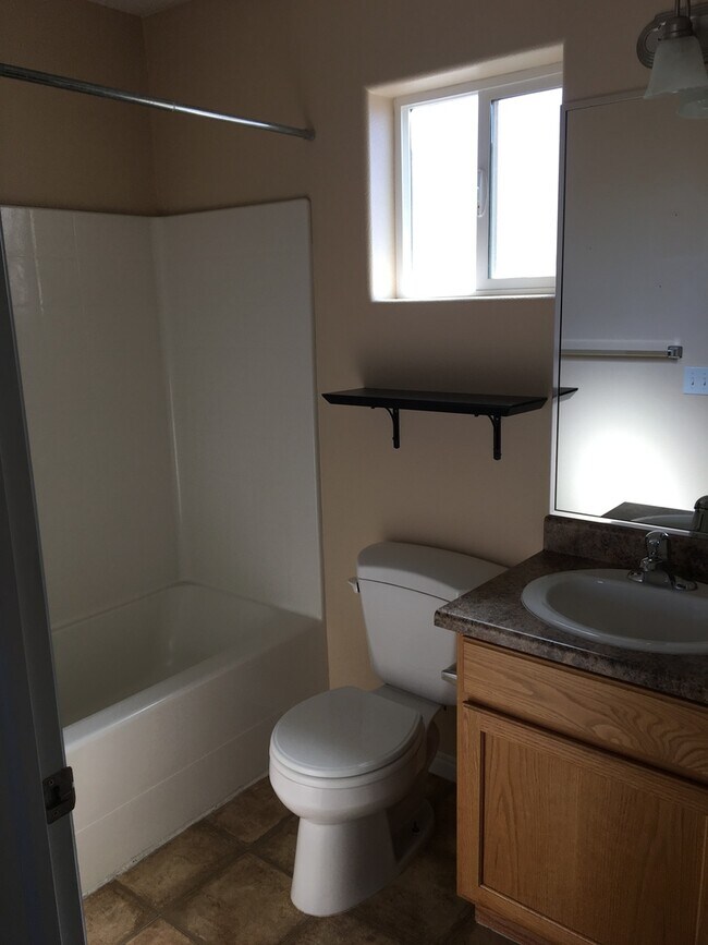 Building Photo - Nice Home in Quiet Community