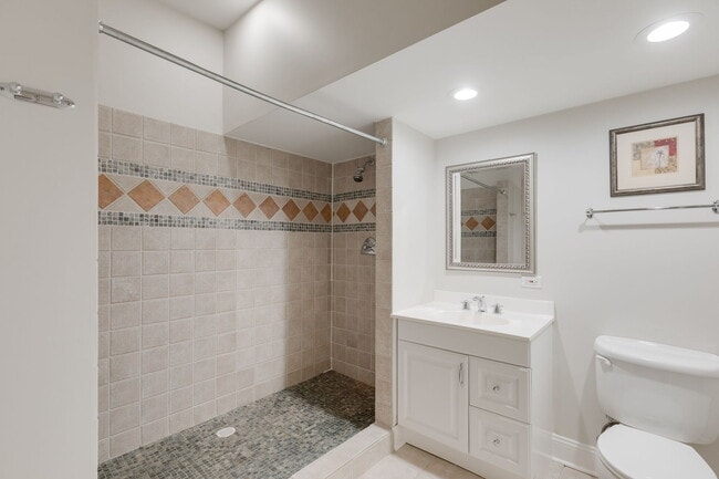 Building Photo - 420 Pine Manor Dr