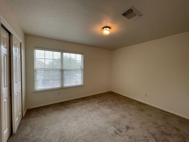 Building Photo - LOTS OF SQUARE FOOTAGE IN THIS 4 BEDROOM H...