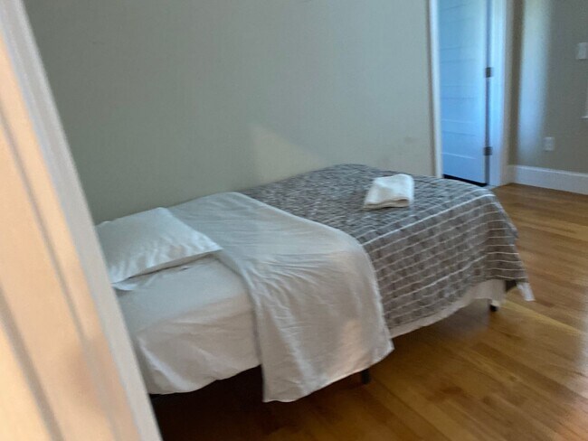Building Photo - Brighton 7 Bed / 7 Bath – Massive Unit – Central A/C – No Fee – 8/15