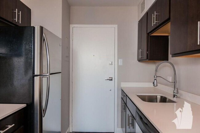 Building Photo - 2 bedroom in Chicago IL 60660