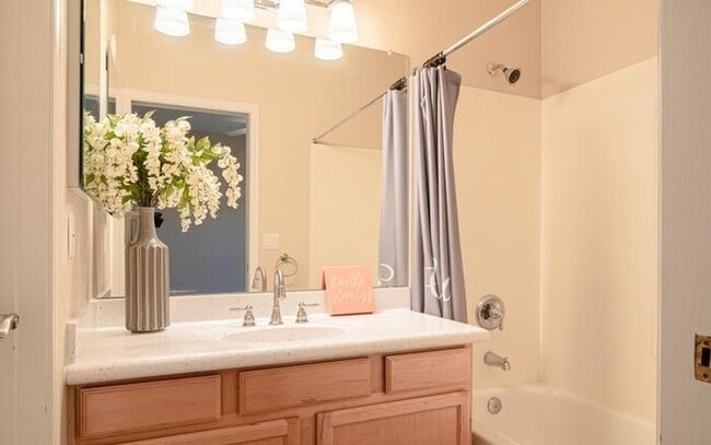 Building Photo - Gorgeous 2/2.5 condo for rent in Scottsdale.