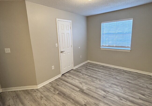 Building Photo - "Charming 3-Bedroom Townhouse in Fort Walt...