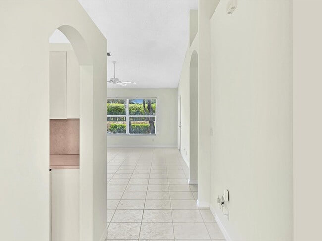 Building Photo - 6094 Lake Hibiscus Dr