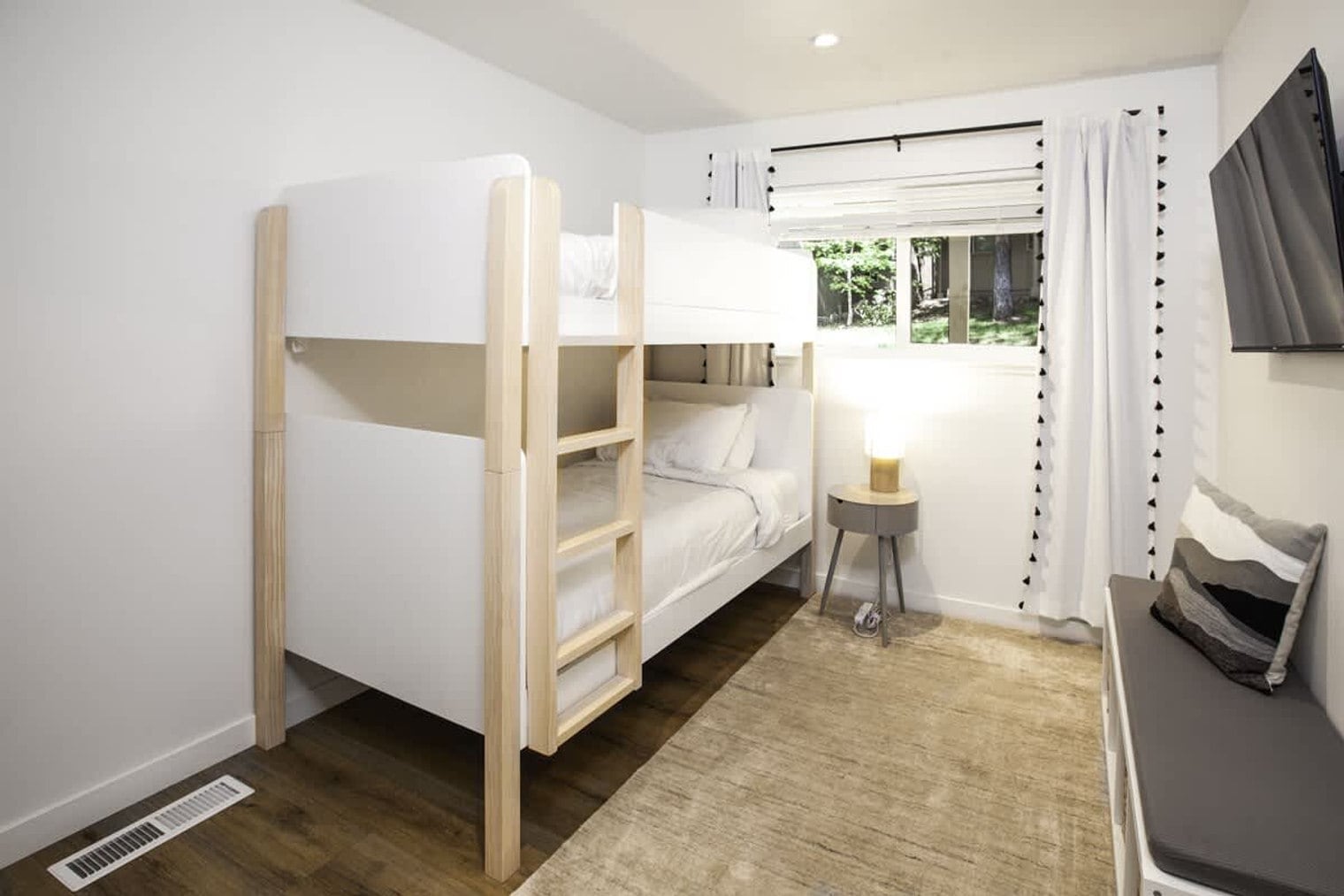 Building Photo - 321 Ski Way