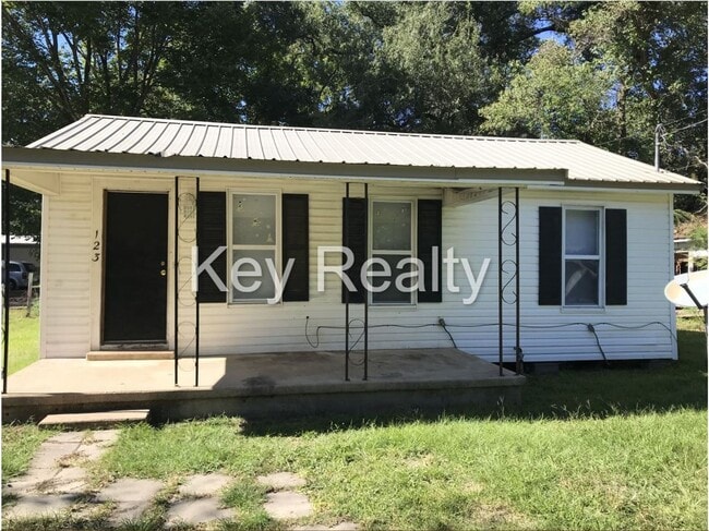 Primary Photo - 123 Hickory St