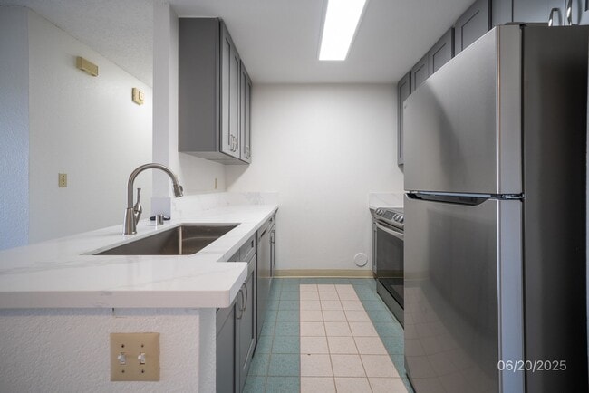 Building Photo - MOVE IN READY! 2/1.5/2 Renovated Unit, Cen...