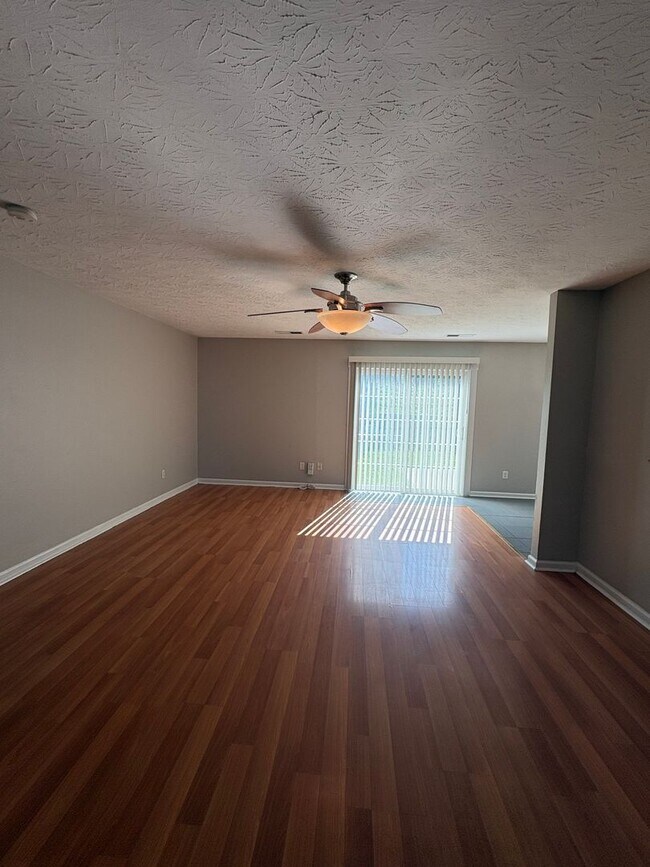 Building Photo - 120 River Run Ct