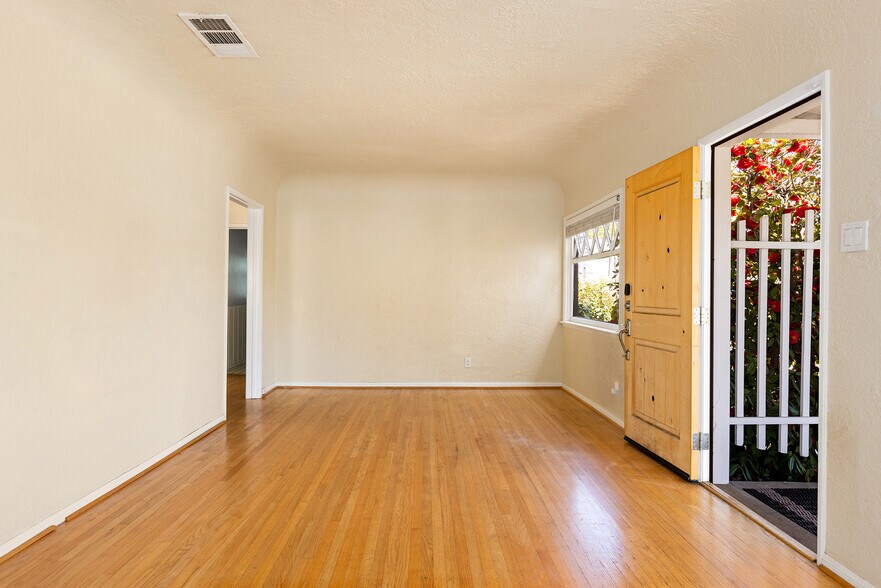 Building Photo - 4841 Avoca St