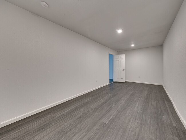 Building Photo - 5924 W Hefner Rd