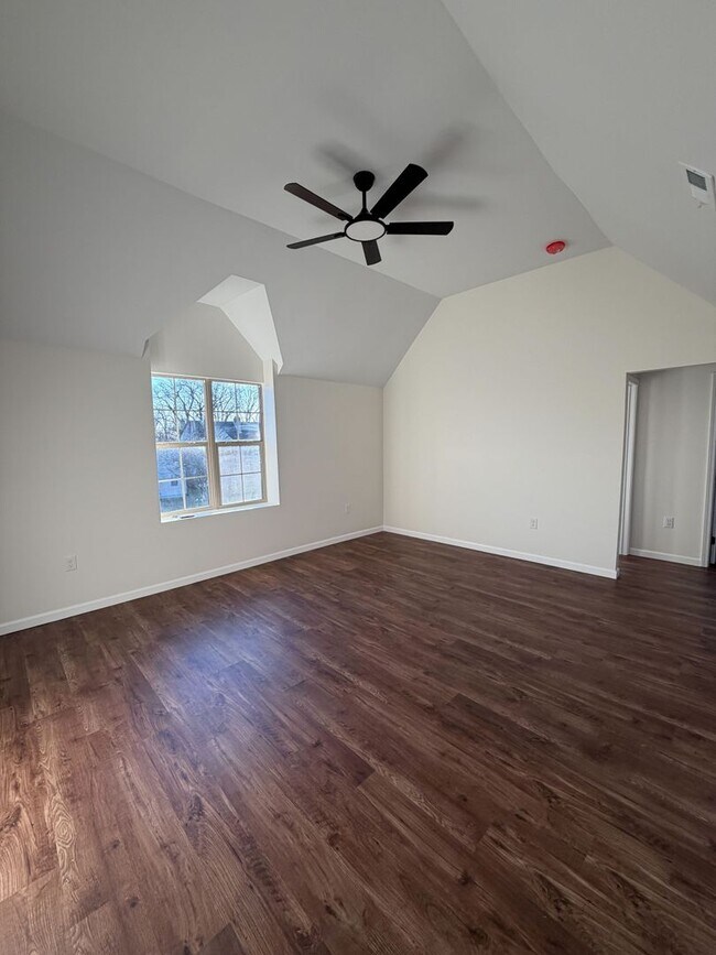 Building Photo - 2080 E 5th Ave