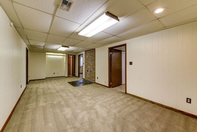 Building Photo - Great 4 Bedroom 3 Bath Home with 2 Car Garage and Covered Patio!