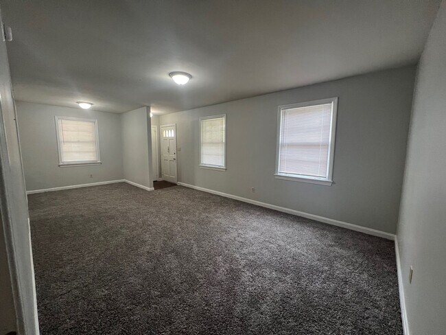 Building Photo - 3 bedroom 1 bathroom single level home