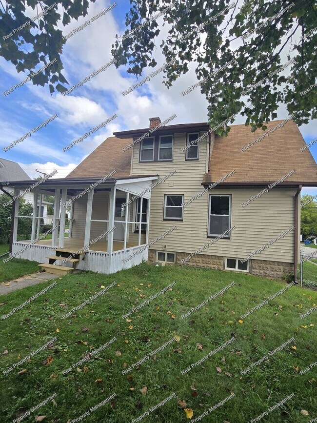 Building Photo - Charming Lowell Home