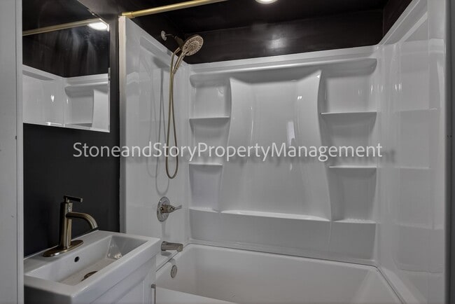 Building Photo - Large 4 bedroom 2 bath in well established Oakland neighborhood