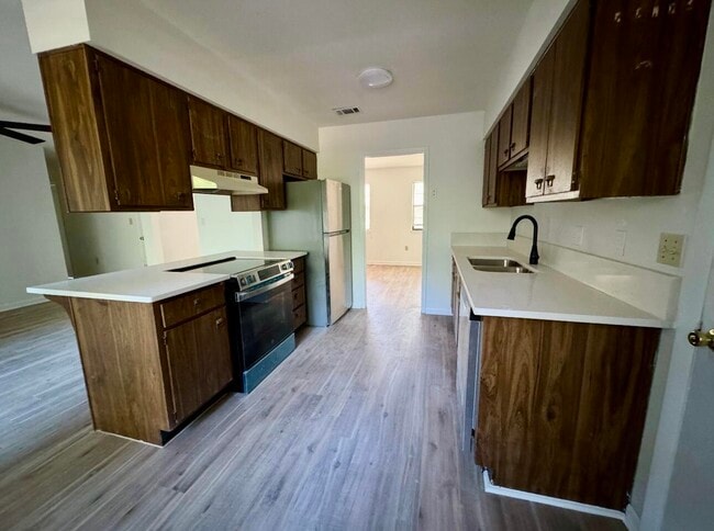 Building Photo - 511 Maple Ave