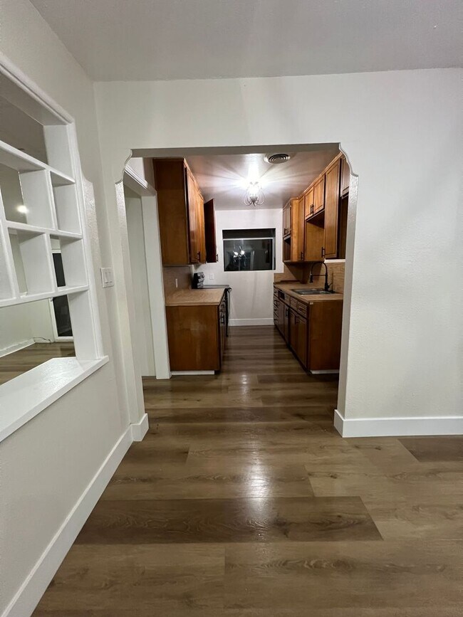 Building Photo - Dinuba Home! Coming Soon!