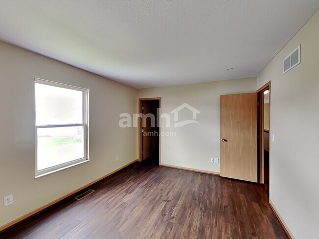 Building Photo - 8150 Creekstone Ln