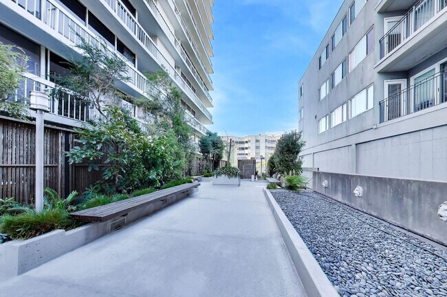 Building Photo - 2200 Sacramento St