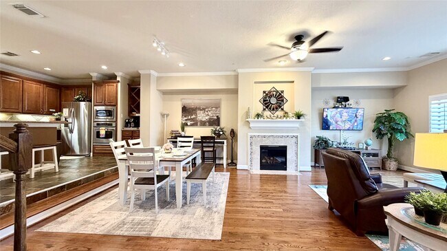 Building Photo - 1013 Gross St