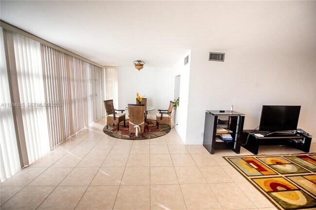 Building Photo - 200 Leslie Dr