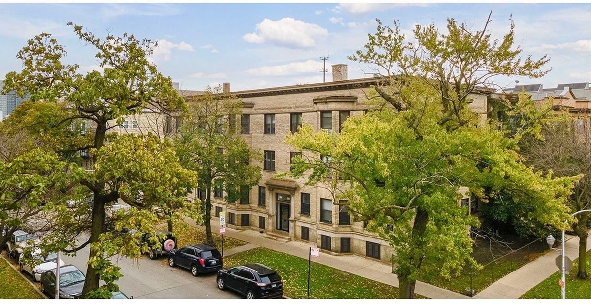 Building Photo - 923 W Waveland Ave