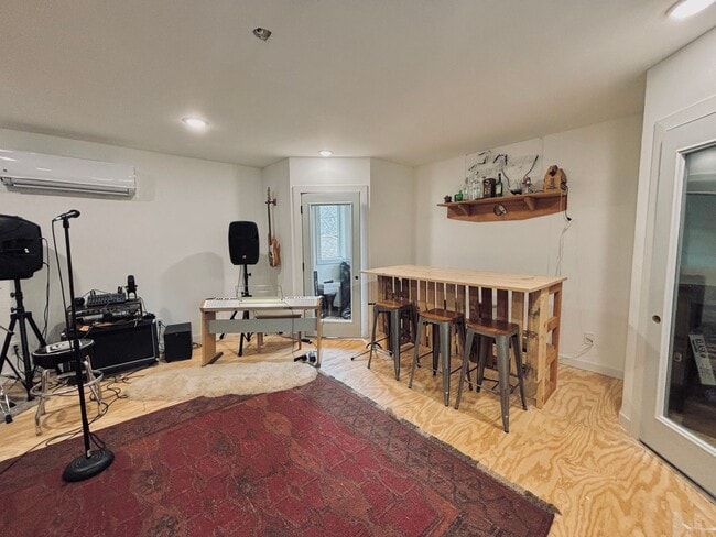 Building Photo - Rare Minnehaha Parkway rental under 5k! Be...