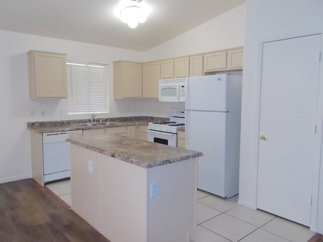 Building Photo - Charming Single-Story Home with 3 Bedrooms...