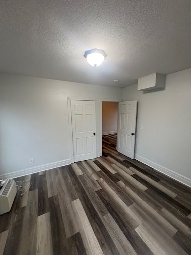 Building Photo - 723 W Armstrong Ave