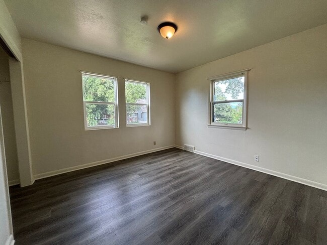 Building Photo - 3 Bedroom House Available Now!!