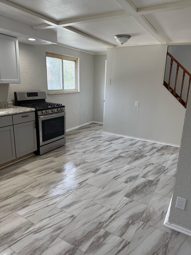 Building Photo - Gorgeous 4BD/2BA Newly Remodeled Home