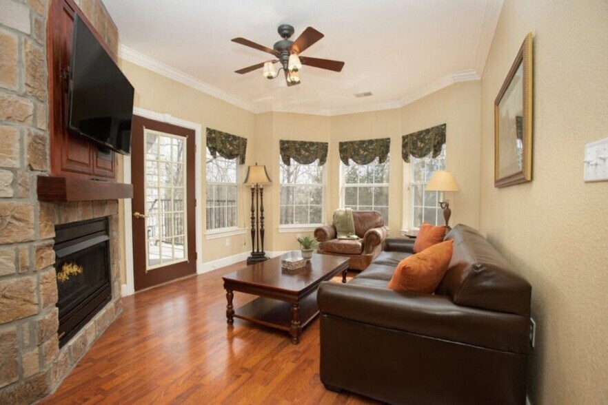 Building Photo - 175 Golf View Dr