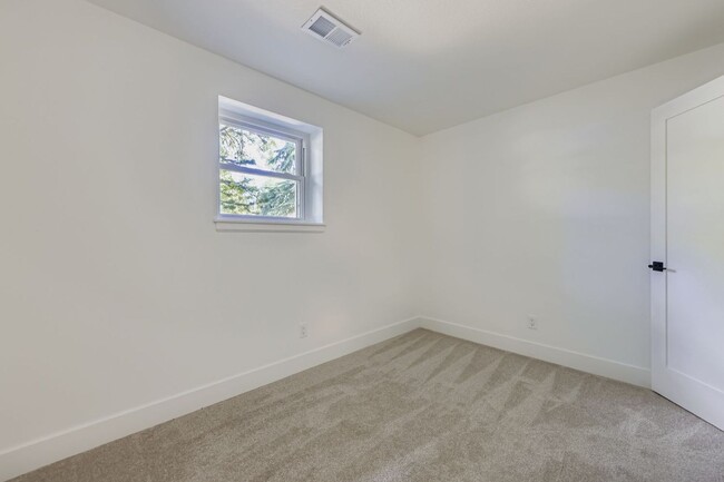 Building Photo - Recently Remodeled 4BD, 3BA Louisville Home
