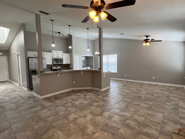 Building Photo - 3 Bedroom - 2 Bathroom - 2 Car Garage