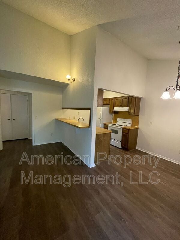 Building Photo - 4405 S Gum Ave