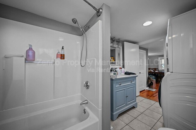 Building Photo - 22-23 Third School St