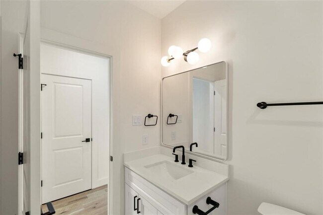 Building Photo - 1038 W 31st St