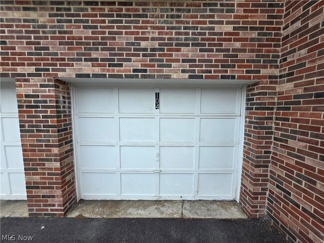 Building Photo - 6995 Carriage Hill Dr