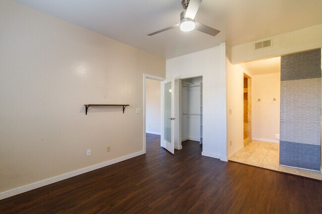 Building Photo - **Charming 2 Bedroom Condo for Rent at Park Centre**