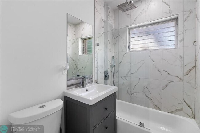 Building Photo - 811 SW 26th Ct