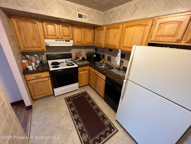 Building Photo - 220 Linden St