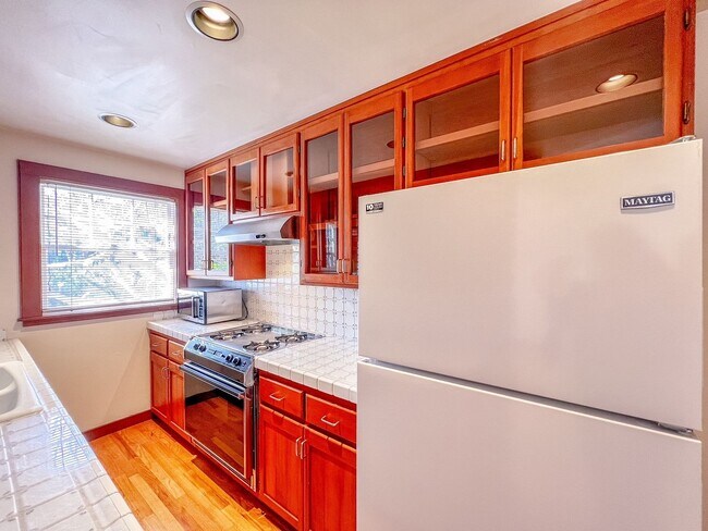 Building Photo - Charming One Bedroom Apartment